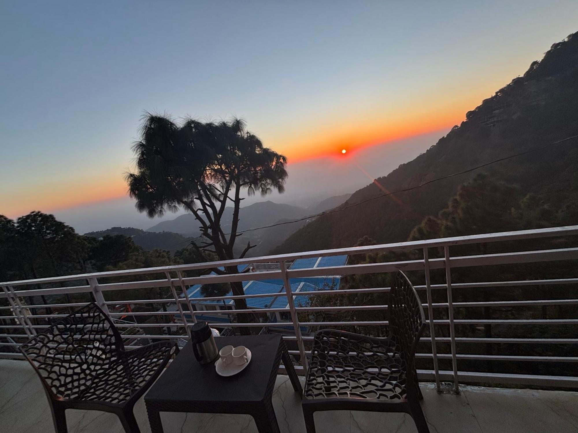 Urban Wave 2Bed Rooms By The North Edge Kasauli Eksteriør billede